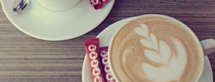 Lavazza is one of Ba6aLeE'nin Beğendiği Mekanlar.