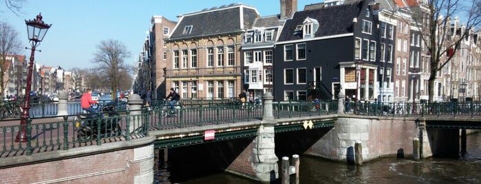 Kleine Brouwerssluis (Brug 67) is one of Amsterdam bridges: count them down! ❌❌❌.