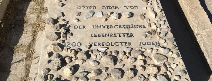 Oscar Schindler's Grave is one of Lieux qui ont plu à Carl.