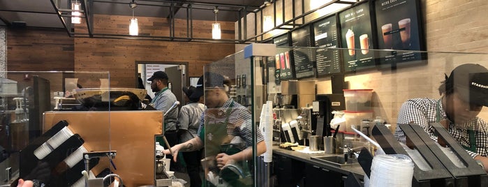Starbucks is one of สถานที่ที่ Domenic ถูกใจ.
