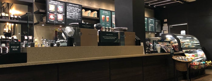 Starbucks is one of Tempat yang Disimpan iSapien.