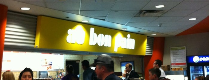 Au Bon Pain is one of สถานที่ที่ Hannah ถูกใจ.