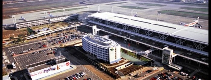 Aeropuerto Internacional Comodoro Arturo Merino Benítez (SCL) is one of Lugares favoritos de LAN.