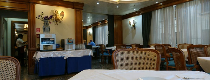 Mondial Hotel is one of otel.
