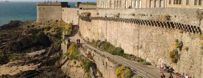 Remparts de Saint-Malo is one of Lugares favoritos de Julien.