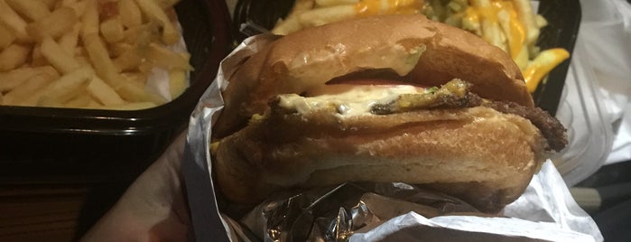 Triple Two burger (222) is one of Mr. Aseel 님이 저장한 장소.