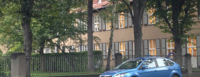 Berlin International School is one of Tempat yang Disukai Jon.