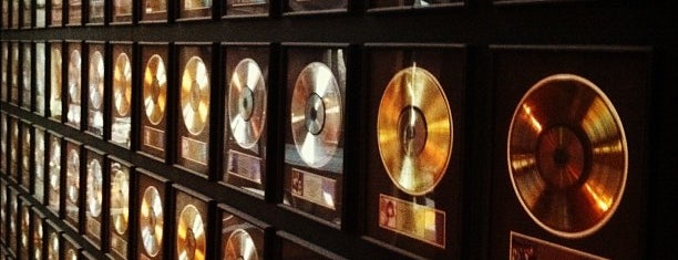 Country Music Hall of Fame & Museum is one of Lugares favoritos de Justin.
