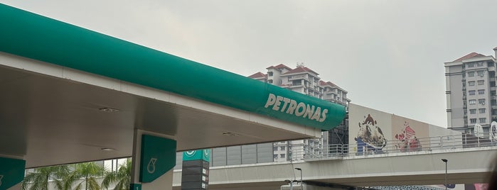 PETRONAS Station is one of Lieux qui ont plu à Dinos.