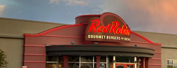 Red Robin Gourmet Burgers and Brews is one of Вкусные.