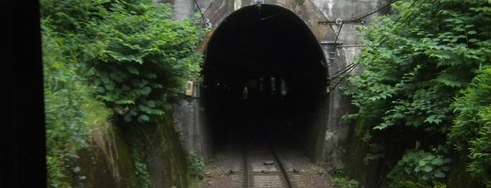 近江鉄道 佐和山トンネル is one of check.