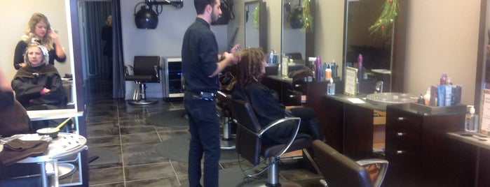 Doug's 2 Salon & Spa is one of Lugares favoritos de Erin.