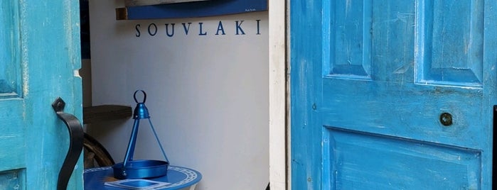 Blue Door Souvlakia is one of Kimmie'nin Kaydettiği Mekanlar.