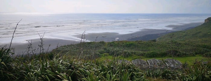 Karioitahi Beach is one of Tempat yang Disukai David.