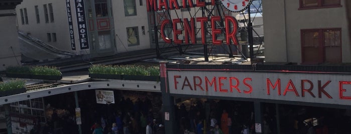 Pike Place Market is one of Lugares favoritos de Elliot.