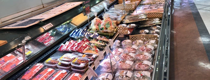 クイーンズ伊勢丹 is one of 食料品店.