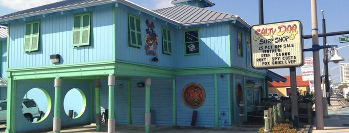 Salty Dog Surf Shop is one of Lugares favoritos de Brad.