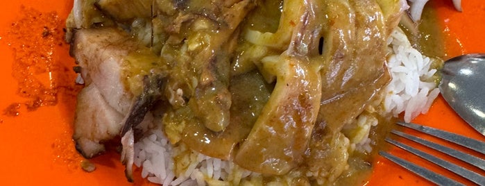 Loo's Hainanese Curry Rice is one of Singapore To Do.