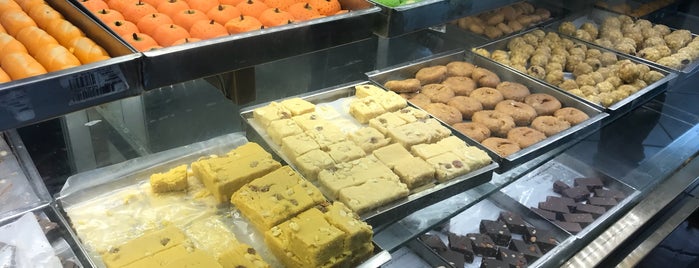 Sri Krishna Sweets is one of Lugares guardados de Mateo.