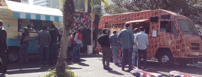 Burger Lab Food Truck is one of สถานที่ที่บันทึกไว้ของ Larissa.