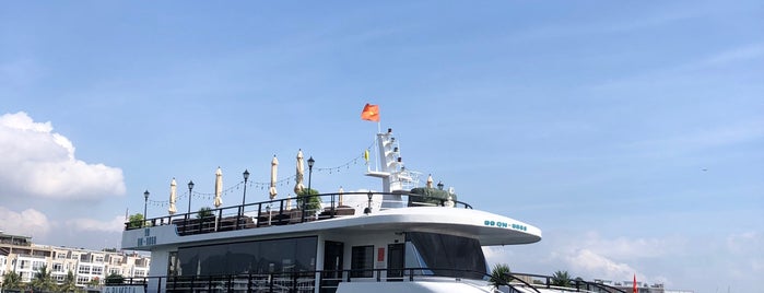 Halong Bay Cruise Pier is one of Tempat yang Disukai George.