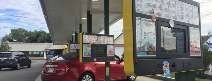 Sonic Drive-In is one of Locais curtidos por Adam.
