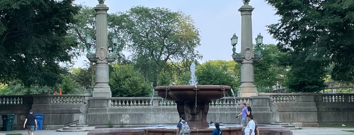 8th Street Fountain is one of Tempat yang Disukai Ricardo.