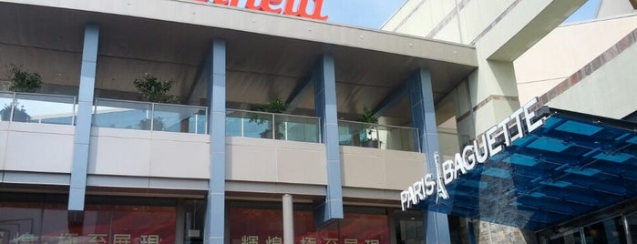 Westfield Santa Anita Food Court is one of Posti che sono piaciuti a John.