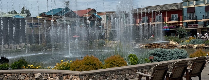 The Island Show Fountains is one of Vacation.