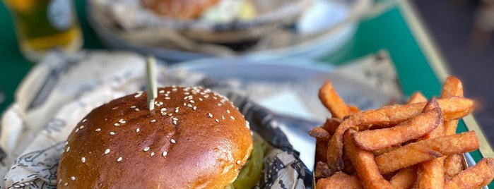 Manhattn's Burgers is one of Aslı’s Liked Places.