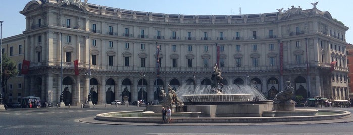 Piazza della Repubblica is one of Tempat yang Disukai Soraia.