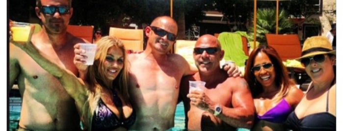 Bikini Bar at the Riviera Palm Springs is one of Lugares favoritos de Tony.