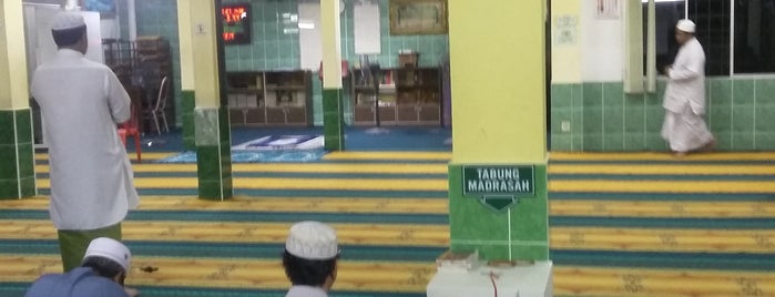 Madrasah Raudhatul Muttaqin (مدرسة روضة المتقين) is one of MASJID.
