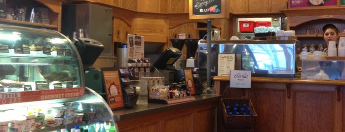 The Coffee Bean & Tea Leaf is one of Lugares favoritos de Mike.