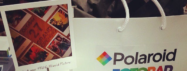 Polaroid Fotobar is one of Tempat yang Disukai Jeanine.