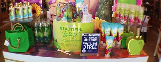 Bath & Body Works is one of Locais curtidos por Jeff.