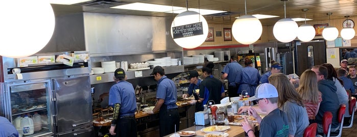 Waffle House is one of Tempat yang Disukai Jared.