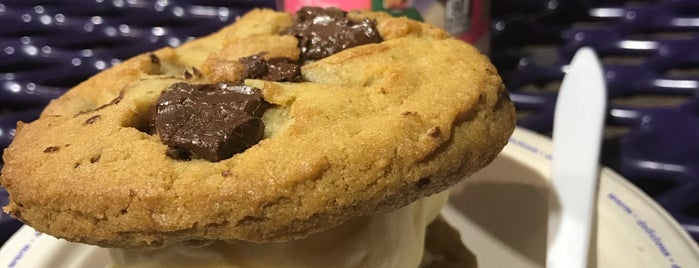 Insomnia Cookie is one of Gunnar'ın Beğendiği Mekanlar.