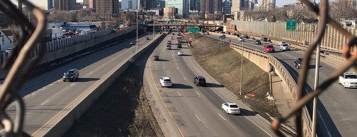 24th St Pedestrian Bridge is one of Alan'ın Beğendiği Mekanlar.