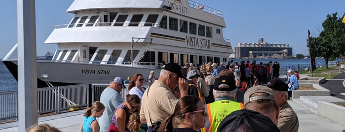 Vista Cruise On Lake Superior is one of Locais curtidos por Lizzie.