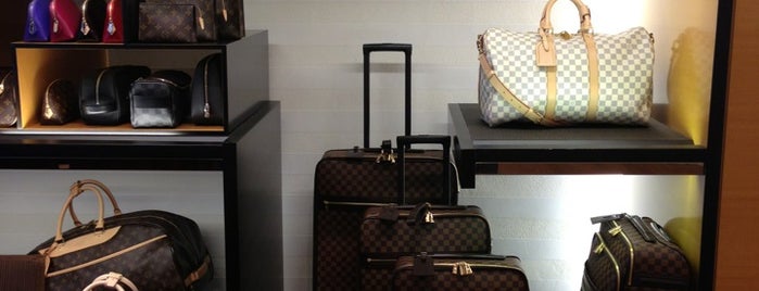 Louis Vuitton is one of Tempat yang Disukai Jayson.