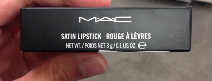 MAC Cosmetics is one of Lieux qui ont plu à April.