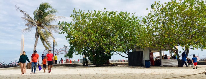 Pantai Marina Ancol is one of Liburan saya.