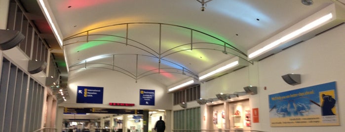 Oakland International Airport (OAK) is one of Lugares favoritos de jonathan.
