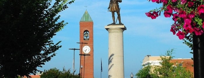 Downtown Spartanburg is one of Orte, die Joshua gefallen.