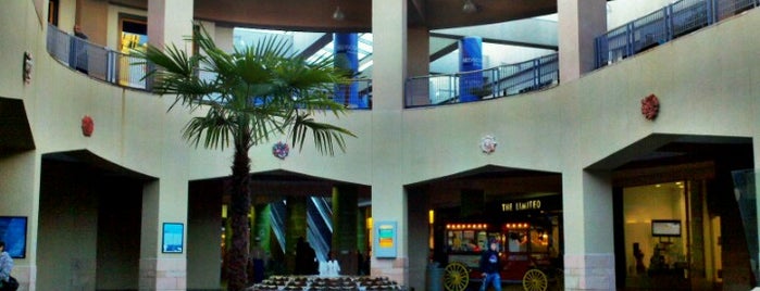 Downtown Commons is one of Lugares favoritos de Ross.