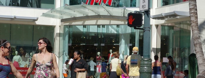 H&M is one of Orte, die Eddie gefallen.