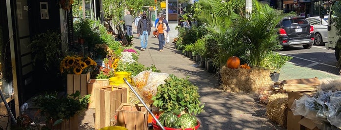 Flower District is one of Kimmie's Saved Places.