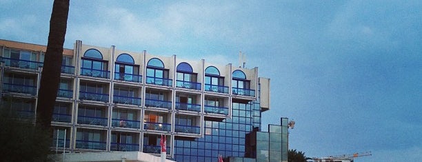 Garden Beach Hotel Juan-les-Pins is one of Lieux qui ont plu à Serkan.