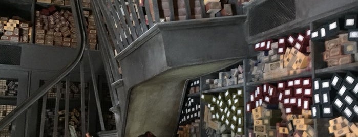 Ollivander's Wand Shop - Hogsmeade is one of สถานที่ที่ Jason ถูกใจ.